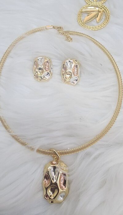 Socker with earing and pendant